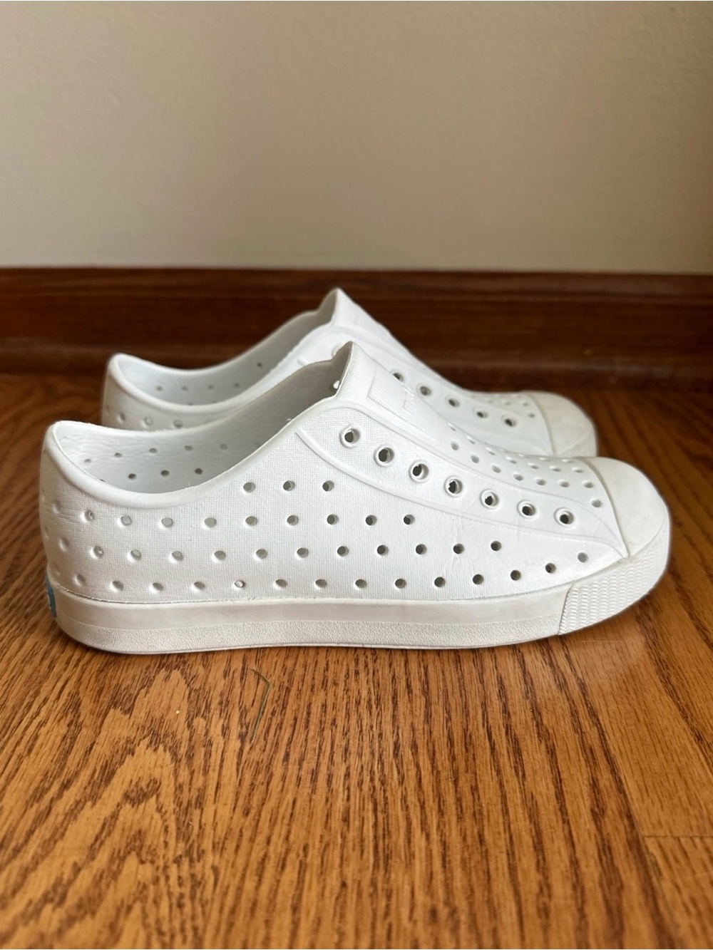 Native Shoes Kids Size J2 White Slip On - Picture 3 of 7